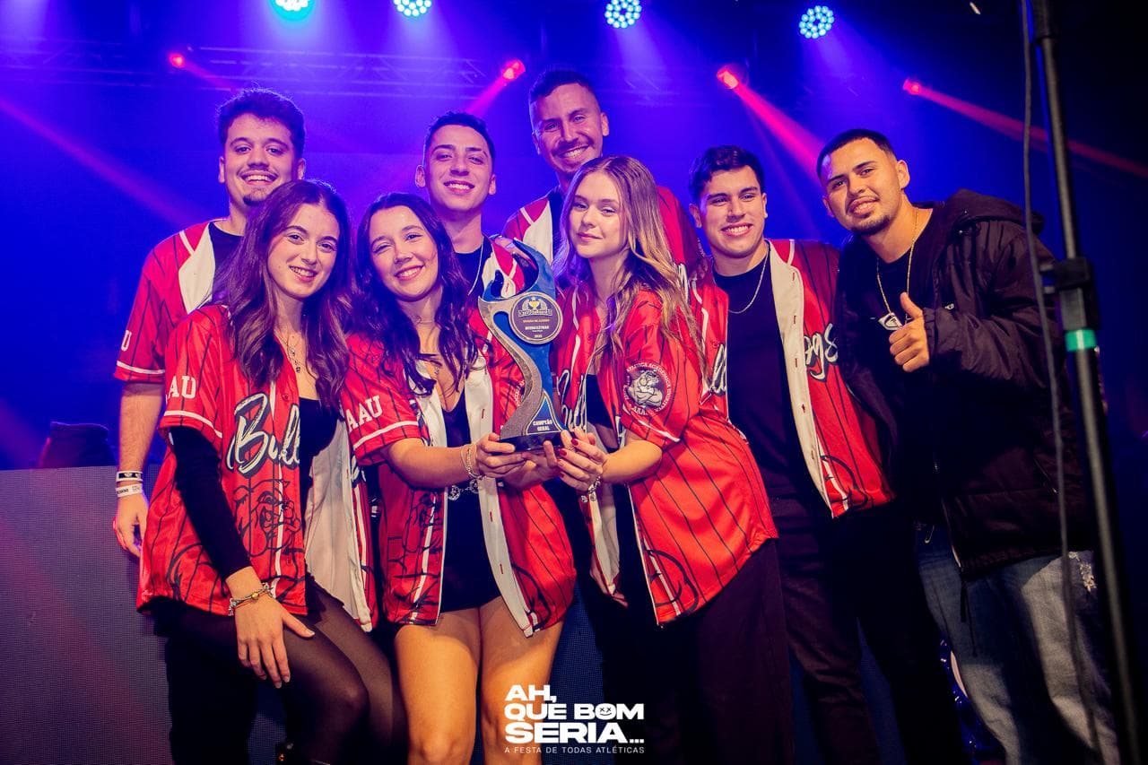 Atletas da AAAU celebrando o título da Divisão de Acesso IA 2025